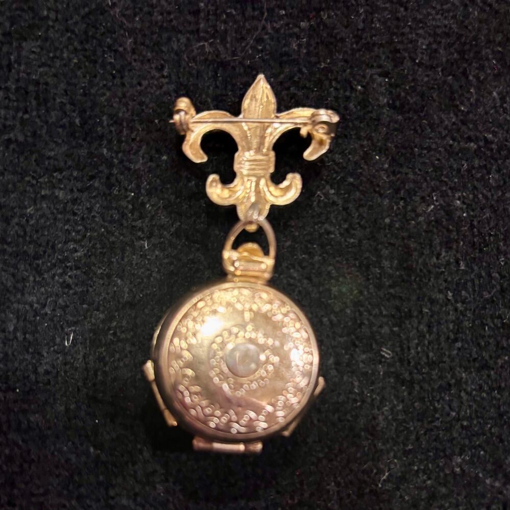 Vtg Coro 4 Panel Locket Brooch w/ Goldtone Fleur de Lis and Black/White Cameo - Picture 5 of 9